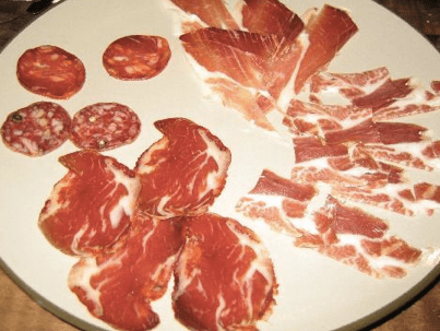 There is no Ibérico or serrano, only&nbsp;Jamón